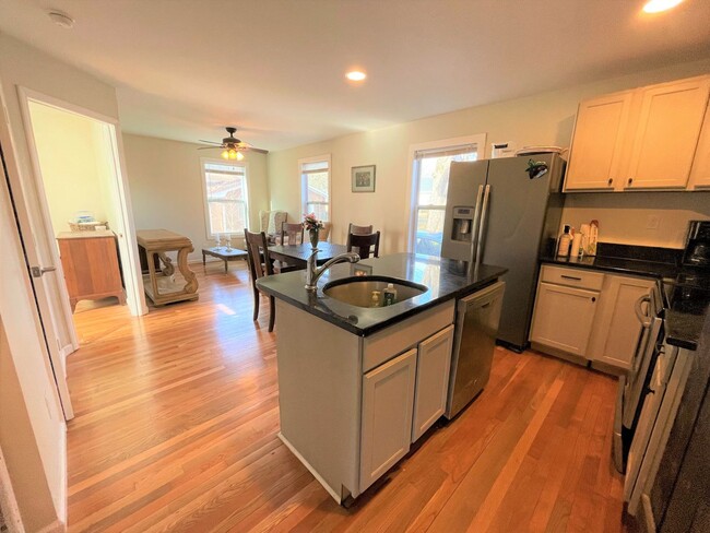 Building Photo - Large, updated 5 BR 2.5 BA in Carrboro, cl...