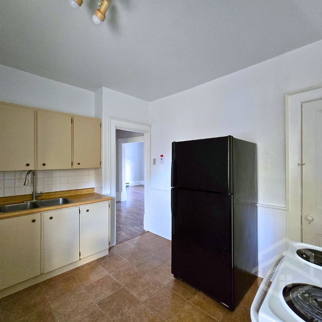 Photo du bâtiment - 2-Bedroom Upper Unit in Tillsonburg!!