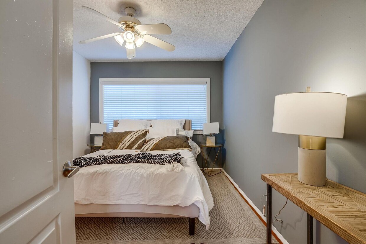 Primary Photo - 625 W 92nd St