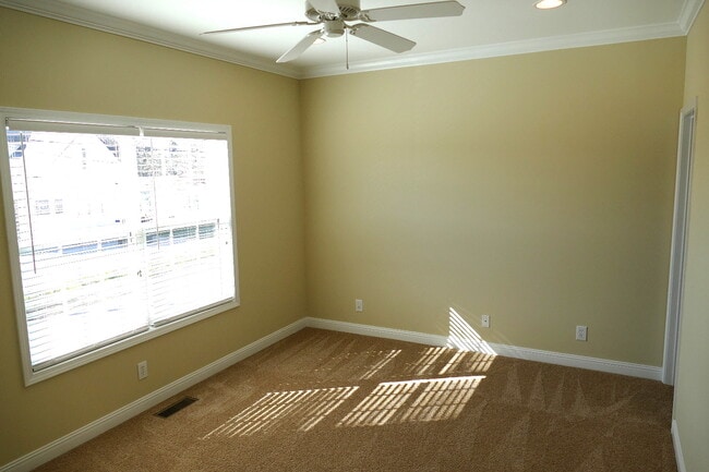 Building Photo - 104 Mahler Ave