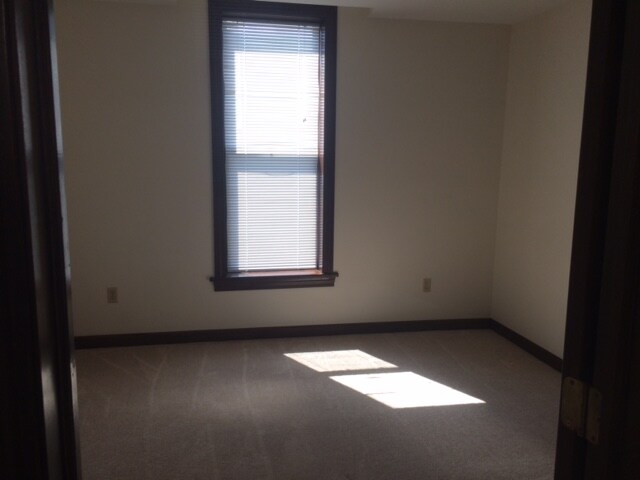 Dormitorio - 620 S Main St