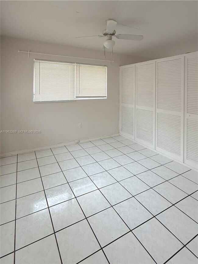 Foto del edificio - 305 Navarre Ave