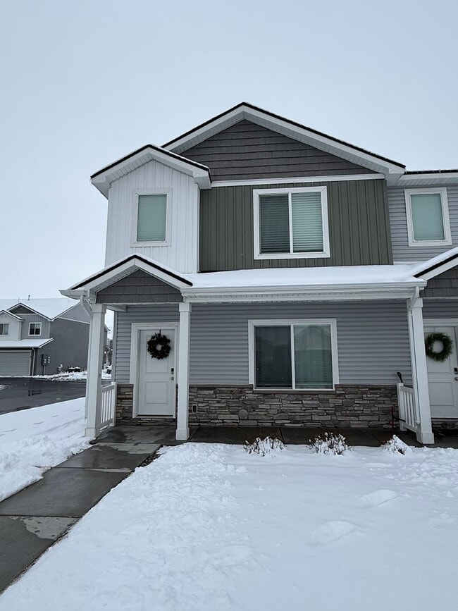 Building Photo - 3 Bed 2.5 Bath Townhome with Great Amenities