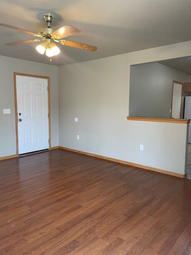 Building Photo - STUDENTS WELCOME! 3 Bed, 2 Bath Duplex in West Fort Collins close to Foothills