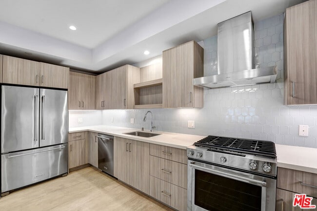 Building Photo - 5955 Saturn St