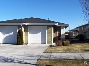 Building Photo - 1042 NE Rambling Ln