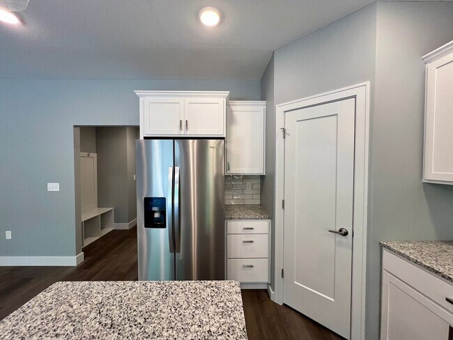 Foto del edificio - Modern 3 Bedroom Duplex in Irvine Acres!