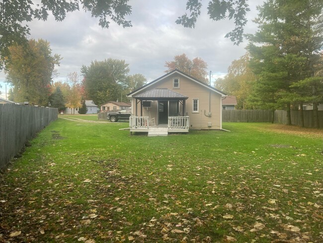 Building Photo - 990 Pine Rd