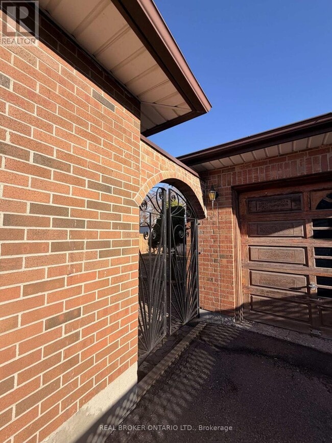 Building Photo - 653 Athol St E