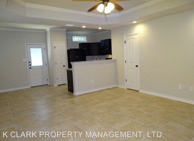 Building Photo - 3 br, 2.5 bath House - 6858 LAKEVIEW DR #101