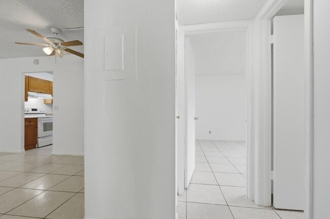 Building Photo - 10148 Twin Lakes Dr