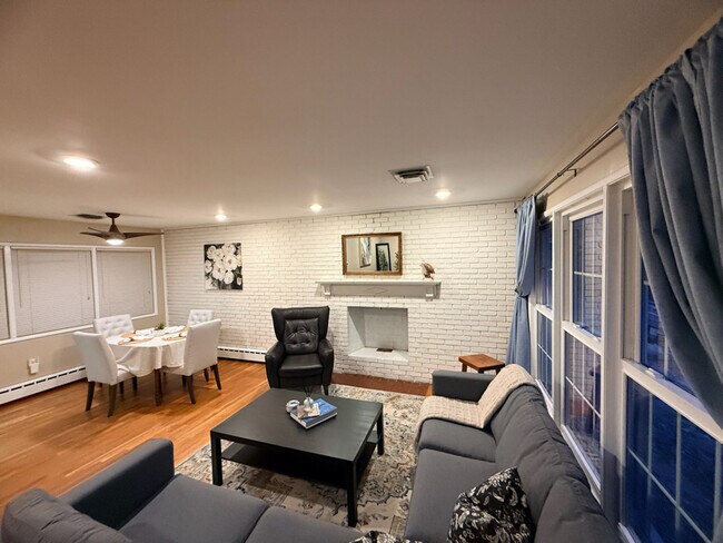 Building Photo - 3452 Quaker Ct