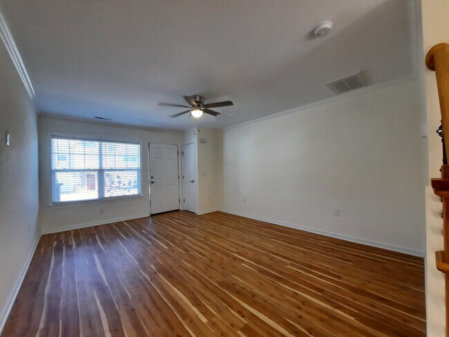 Suelo de tablones de vinilo en toda la vivienda. - 1025 Baldwin Commons Dr