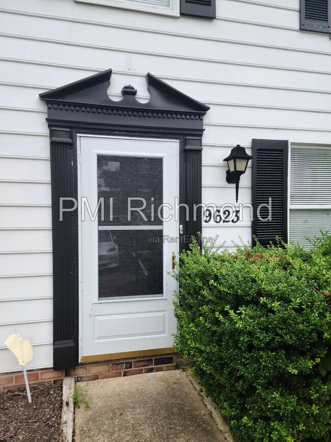 Foto del edificio - 9623 Greenmeadow Cir