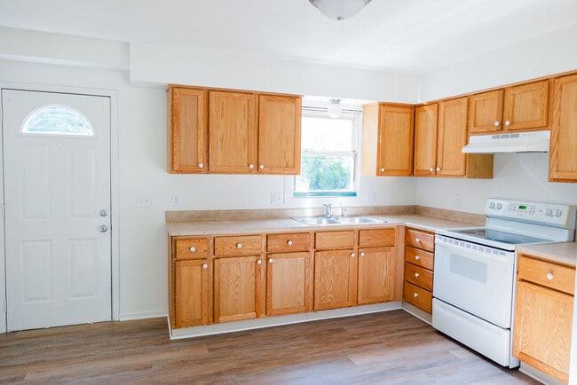 Building Photo - 4446 Park Lawn Dr