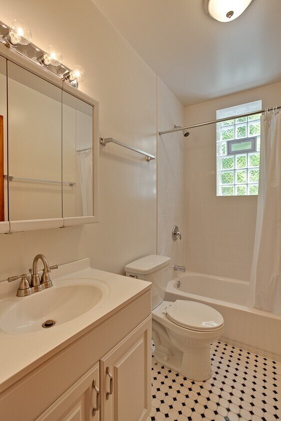 Foto principal - 5213 S Dorchester Ave