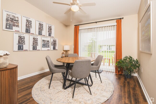 2 habitaciones, 2 baños - 1294 pies cuadrados - Forestwood - Comedor - Redwood Fort Wayne Diebold Road