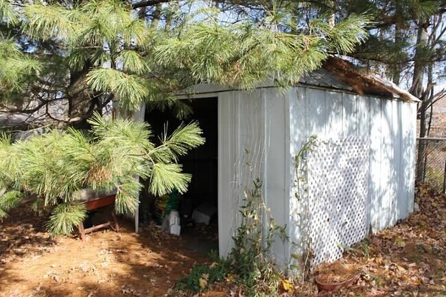 Foto del edificio - CHARMING BRICK RANCH JUST MINUTES FROM DOW...