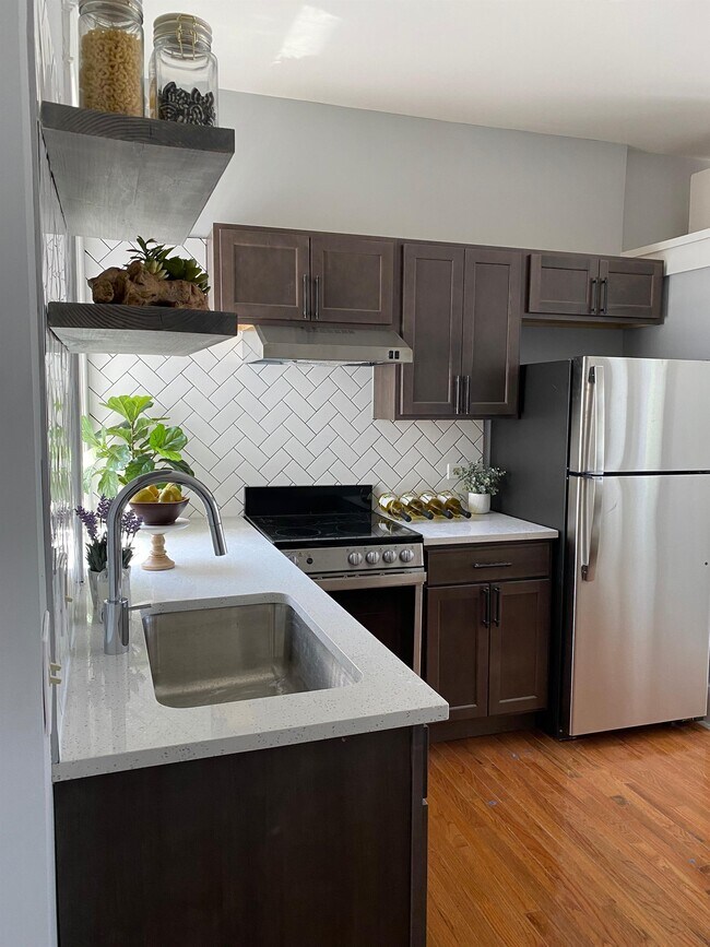 Building Photo - 484 Brainard St