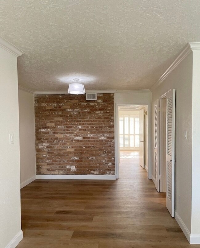 Building Photo - 461 N Post Oak Ln