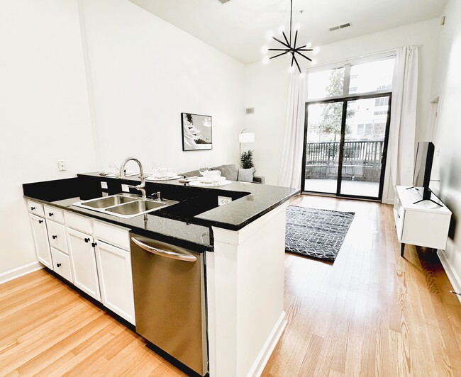 Building Photo - 718 W Trade St