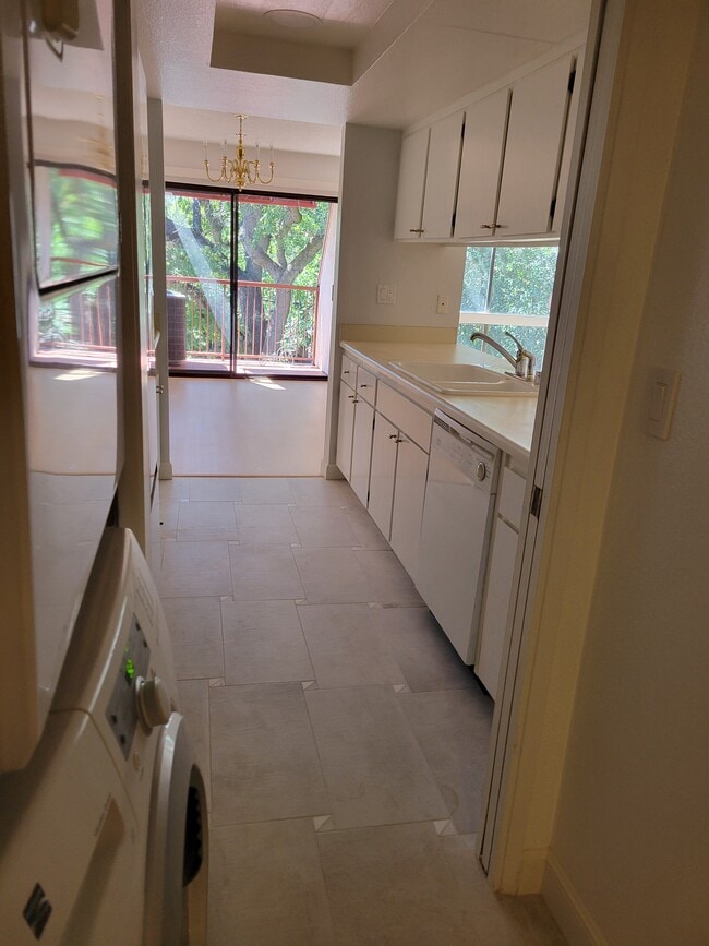 Foto del edificio - 1600 Carmel Dr