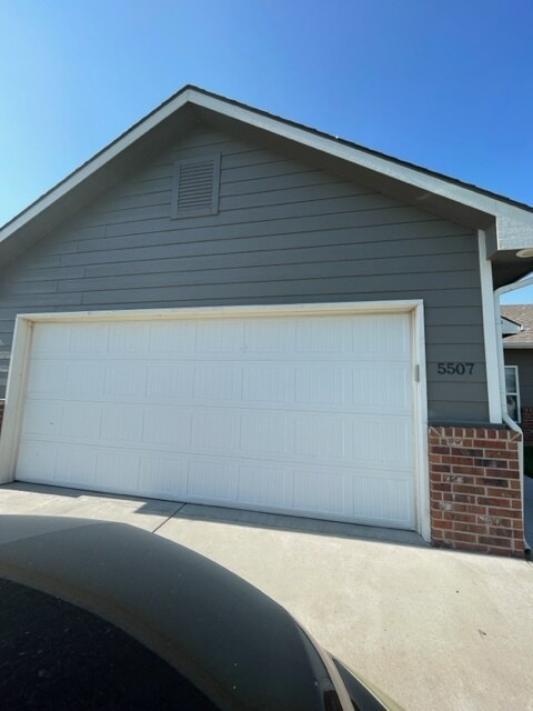 Primary Photo - 5507 N Edwards Cir
