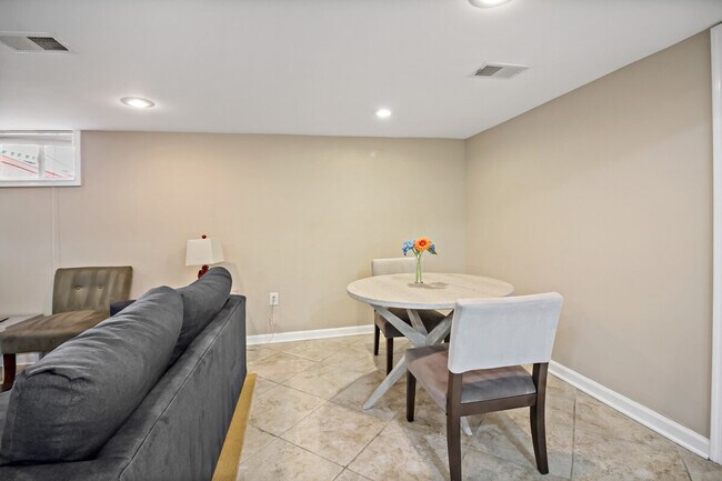 Foto del edificio - 300 Lawton St