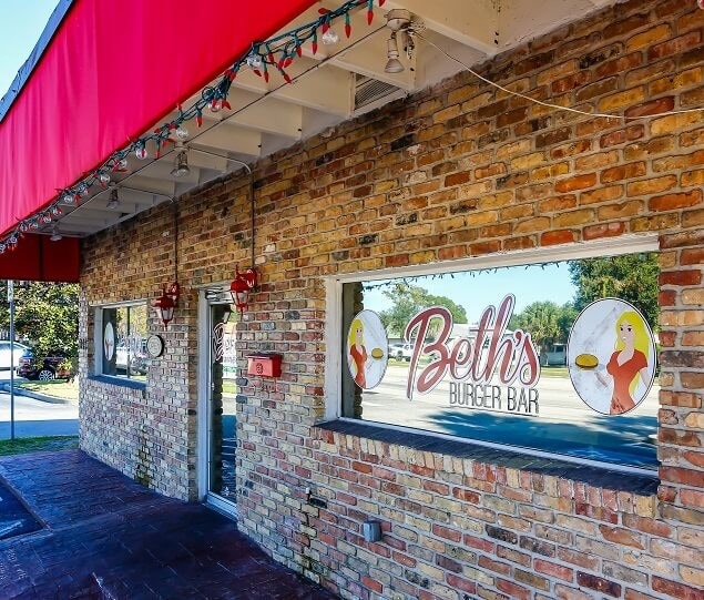 Lake Jasmine residents head to Beth's Burger Bar for casual dinners out