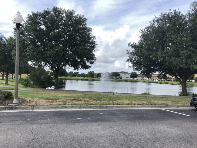 Foto del edificio - 3/2.5 End Unit Townhouse In Beautiful Lake...