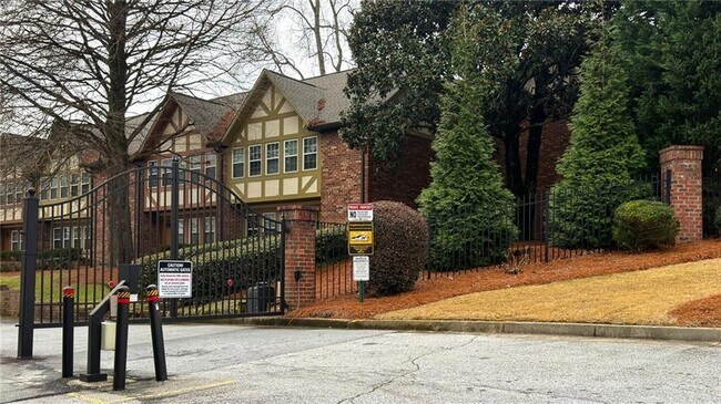 Foto del edificio - 2825 Ne Expressway Unit O2