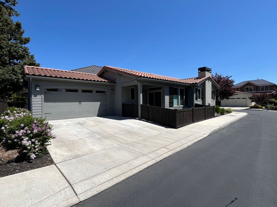 Foto principal - Single Level Home in Unique Bend Neighborhood