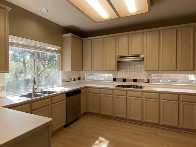 Foto del edificio - 5817 Miramonte Dr