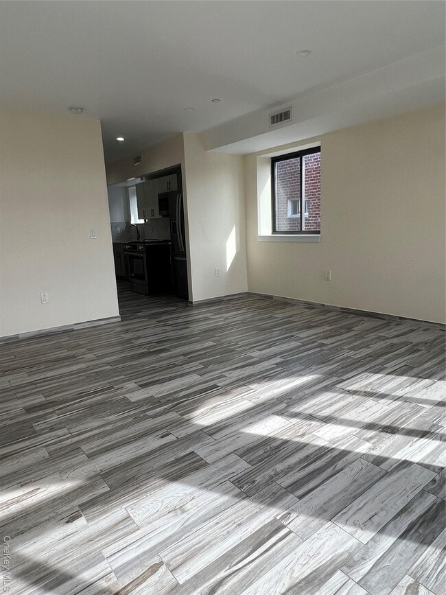 Foto del edificio - 32-15 60th St