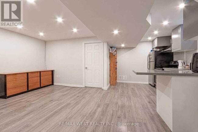 Building Photo - 70 Breeze Dr