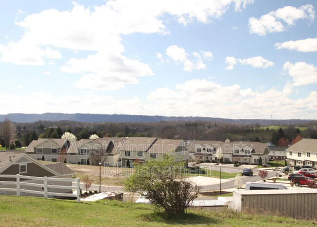 Building Photo - 198 Blackbird Village Cir