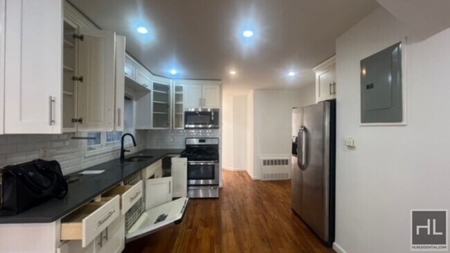 Foto del edificio - SUNNY AND  BEAUTIFUL VERY LARGE 2 BEDROOME...