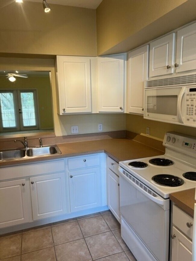 Foto del edificio - Fantastic 1 bedroom 1 bath, second story c...
