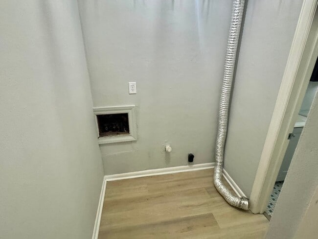 Building Photo - 314 Woodview Ave