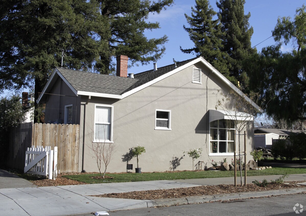 Building Photo - 2030 Main St