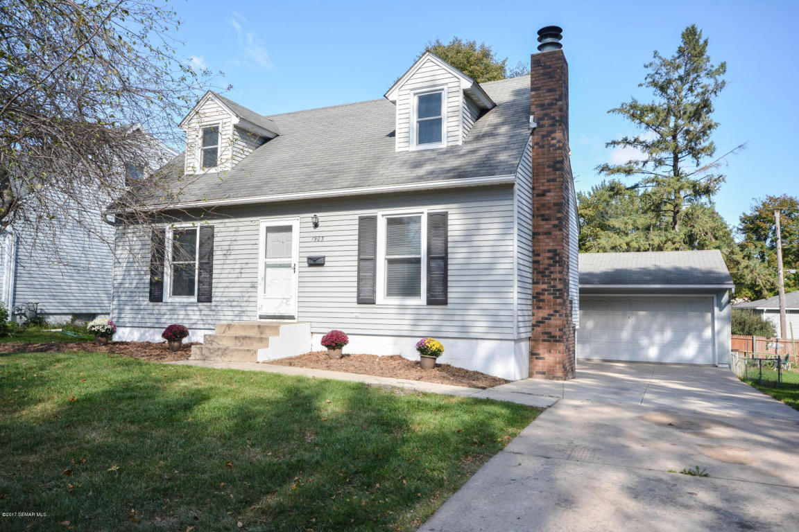 Foto principal - Cape Cod style home - completely updated t...