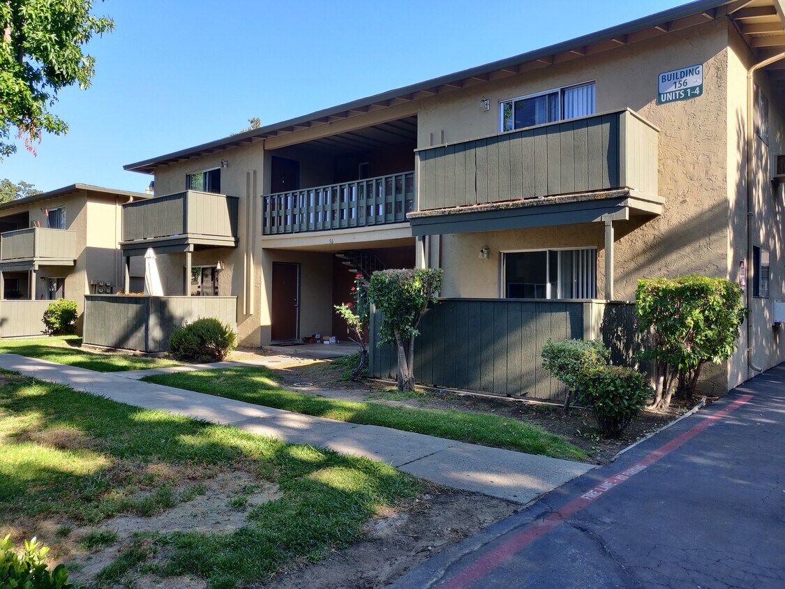 Building with 4 units. - 156 Roxanne Ct