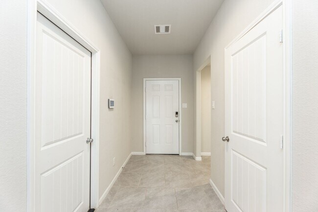 Foto del edificio - 3723 McDonough Way