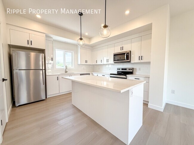 Photo du bâtiment - Modern 4 Beds, 3.5 Baths TownHouse | No Pets Allowed
