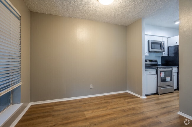 1BR, 1BA - 750SF - Dining/Kitchen - Hickory