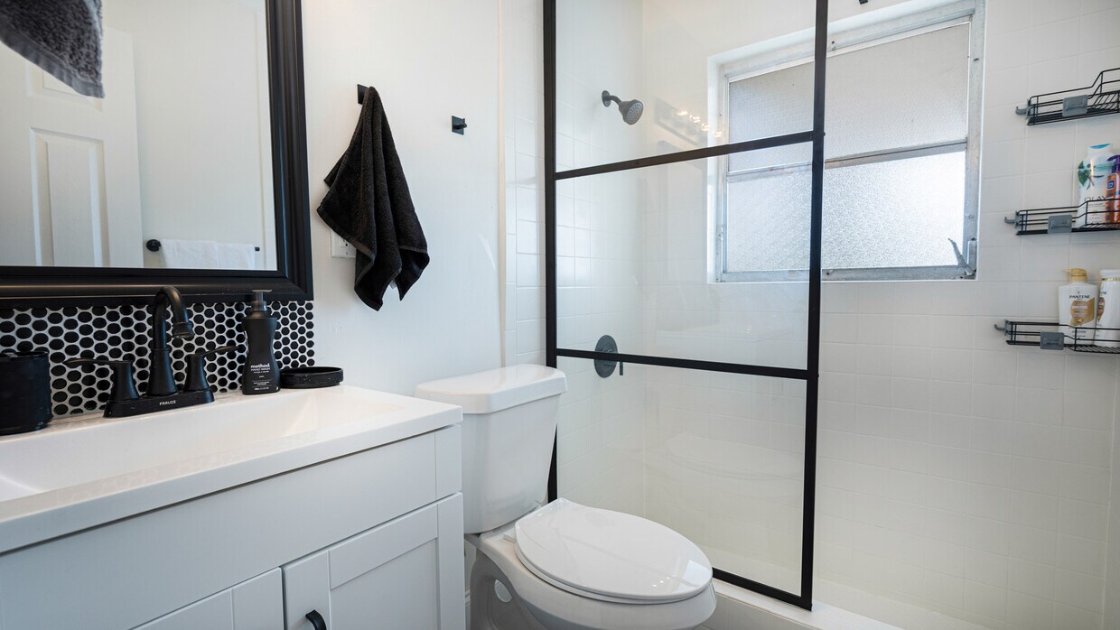 Foto principal - 4960 Viceroy St