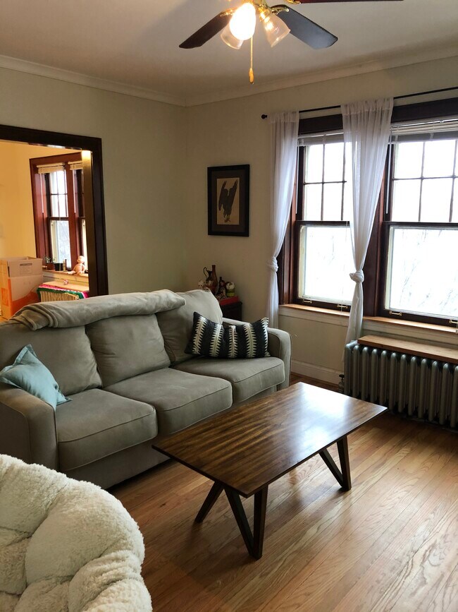 Foto del edificio - 2219 W Montrose Ave