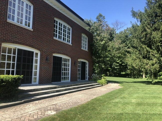 Building Photo - 545 N Mayflower Rd
