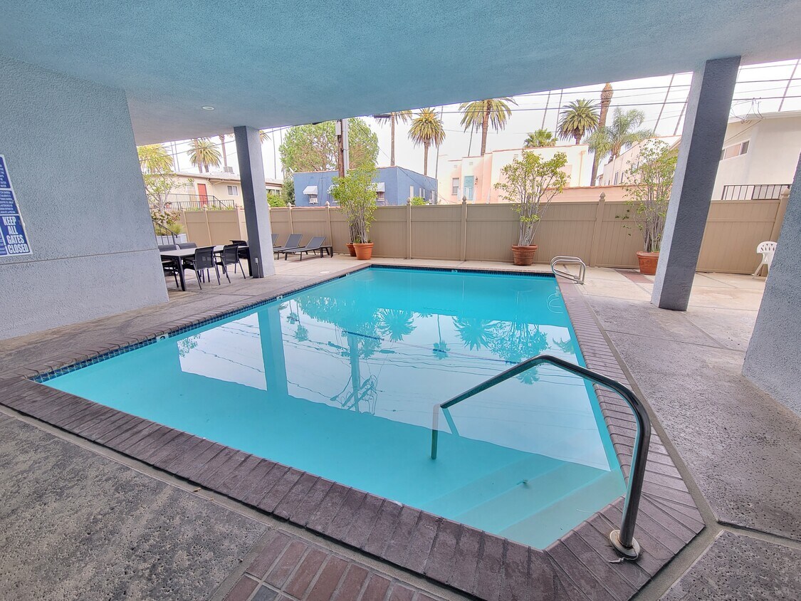 450 S Maple Dr Unit 301, Beverly Hills, CA 90212 Condo for Rent in