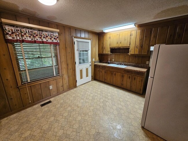 Building Photo - 1507 Brennen Rd